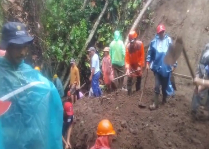 LONGSOR: BPBD, aparat Polsek Banjarangkan, TNI, serta warga bergotong royong membersihkan material longsor yang menutup saluran irigasi di Subak Aan Dangin Desa, Desa Aan, Kecamatan Banjarangkan.