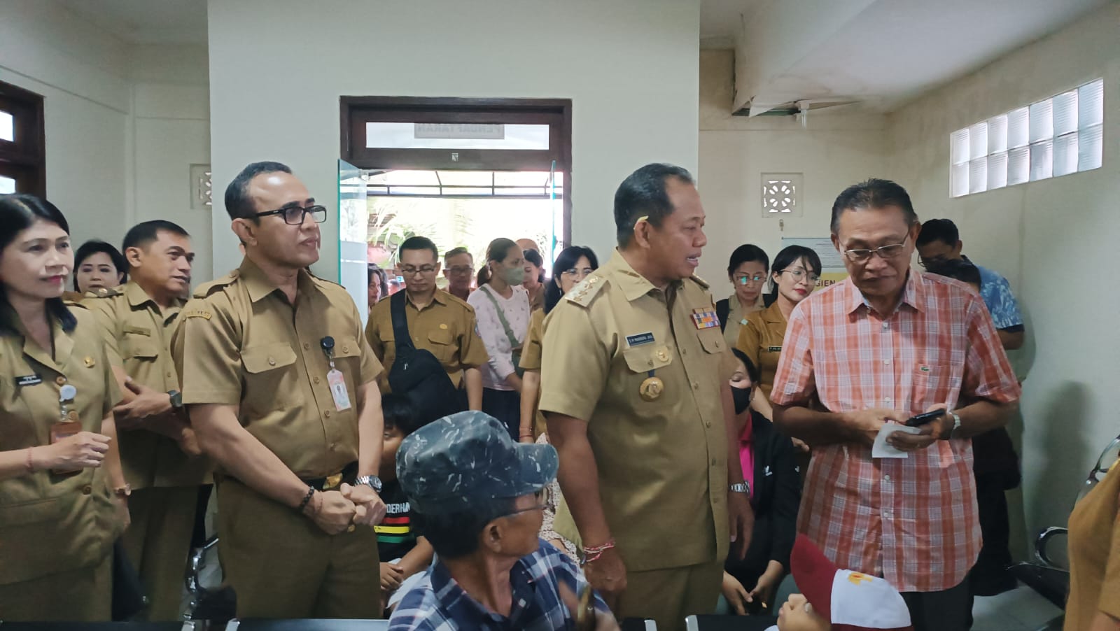 SERENTAK: Pj Gubernur Bali, Sang Made Mahendra Jaya didampingi Wali Kota Denpasar, IGN Jaya Negara memantau pelaksanaan cek kesehatan gratis di Puskesmas I Denpasar Utara, Senin (10/2)