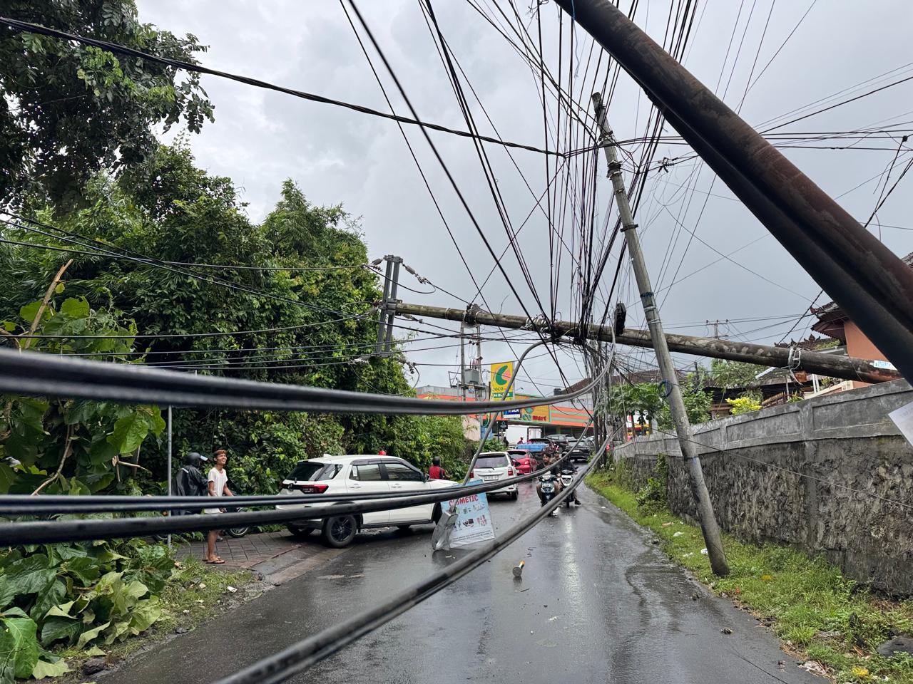 PATAH: Kondisi Jalan Goa Gong, Jimbaran yang terganggu akibat tiang listrik patah, Senin (10/2).