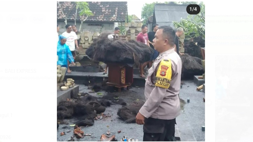 Atap palinggih di merajan salah satu warga desa Batuan rusak akibat angin kencang