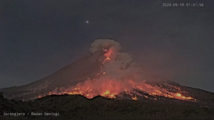 Erupsi Merapi dengan keluarnya Awan Panas Guguran pada Kamis 19/9/2024 jam 01:41 WIB terekam dari CCTV Badan Geologi di Jurangjero Kabupaten Magelang