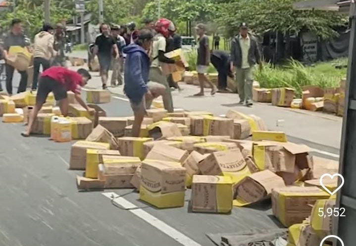 Warga Bali bantu evakuasi truk pengangkut minyak yang terguling
