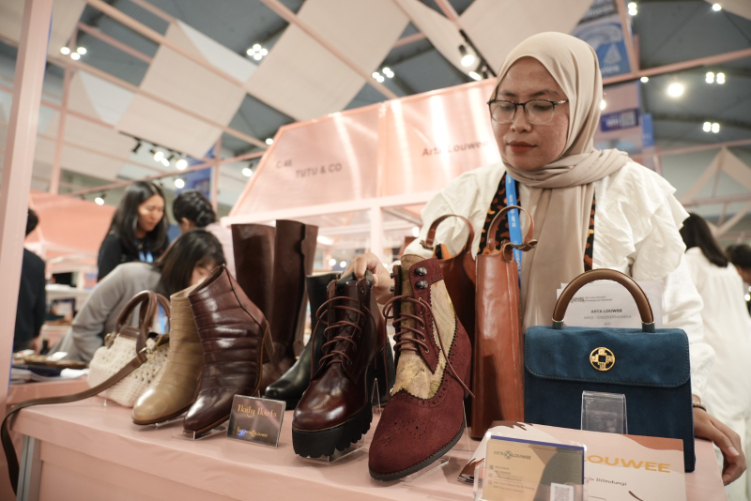 Usaha Sepatu Lokal Asal Malang Sukses Go Global Ekspor ke 8 Negara