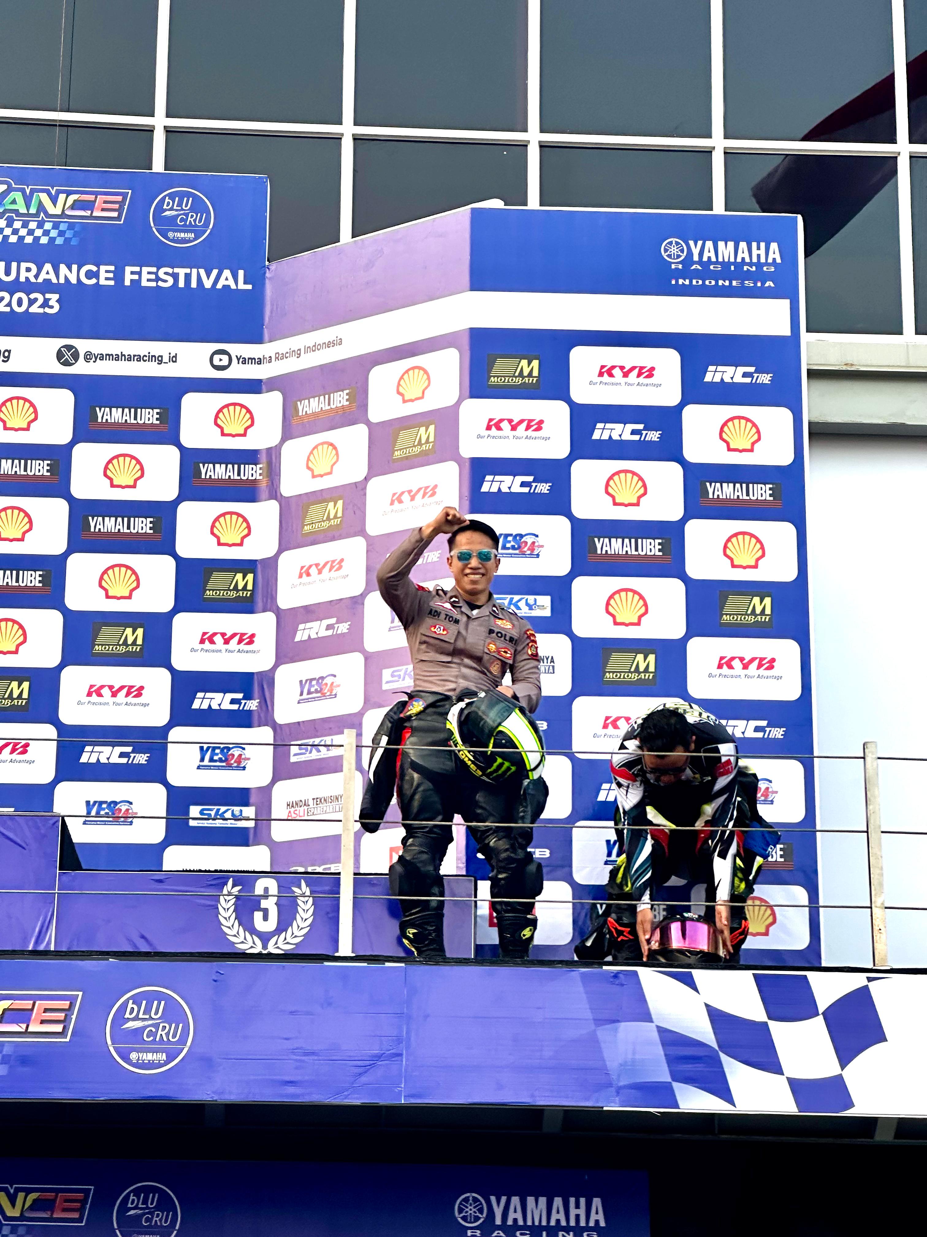 Bripda I Putu Adi Kartika Putra alias Tom saat naik podium YSR. (Bali Express/Istimewa)
