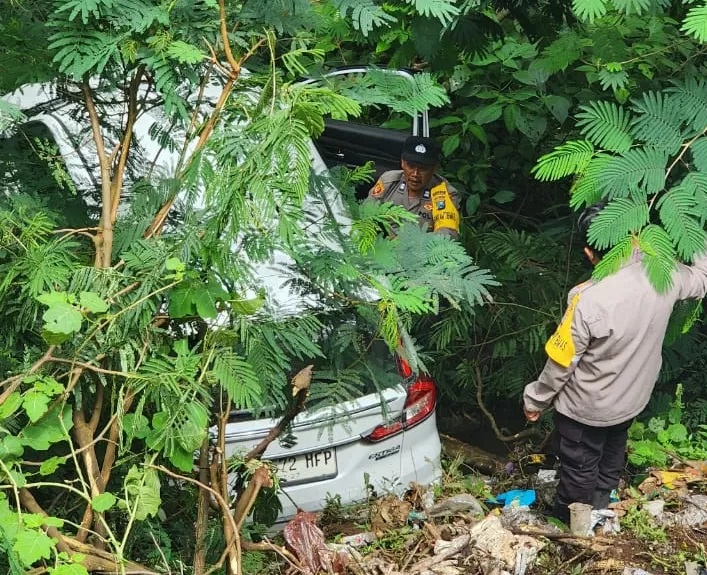 BIKIN GEGER: Sebuah mobil Suzuki Ertiga warna putih nopol B 1572 HFP ditemukan di dasar jurang tepi jalur Pacet &ndash; Cangar, Desa/Kecamatan Pacet, tanpa penumpang.
