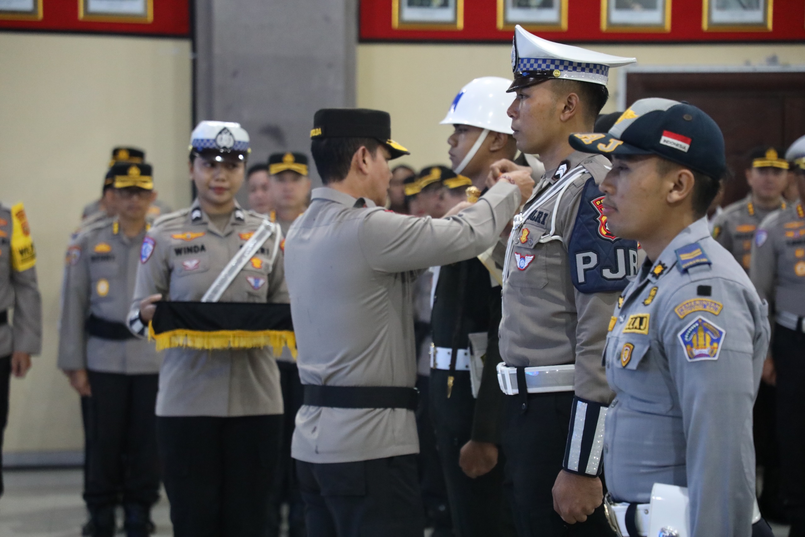 Kapolda Bali Irjenpol Daniel Adityajaya memimpin Apel Gelar Pasukan Ops Keselamatan Agung 2025. (Bali Express/Istimewa)