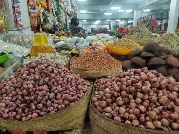 Bahan pokok di Pasar Banyuasri dengan harga stabil dan stok komoditas yang aman.