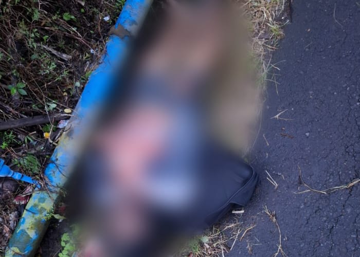 MENINGGAL DUNIA : Seorang pria ditemukan meninggal dunia di pinggir Jalan Raya Bakas, Klungkung.