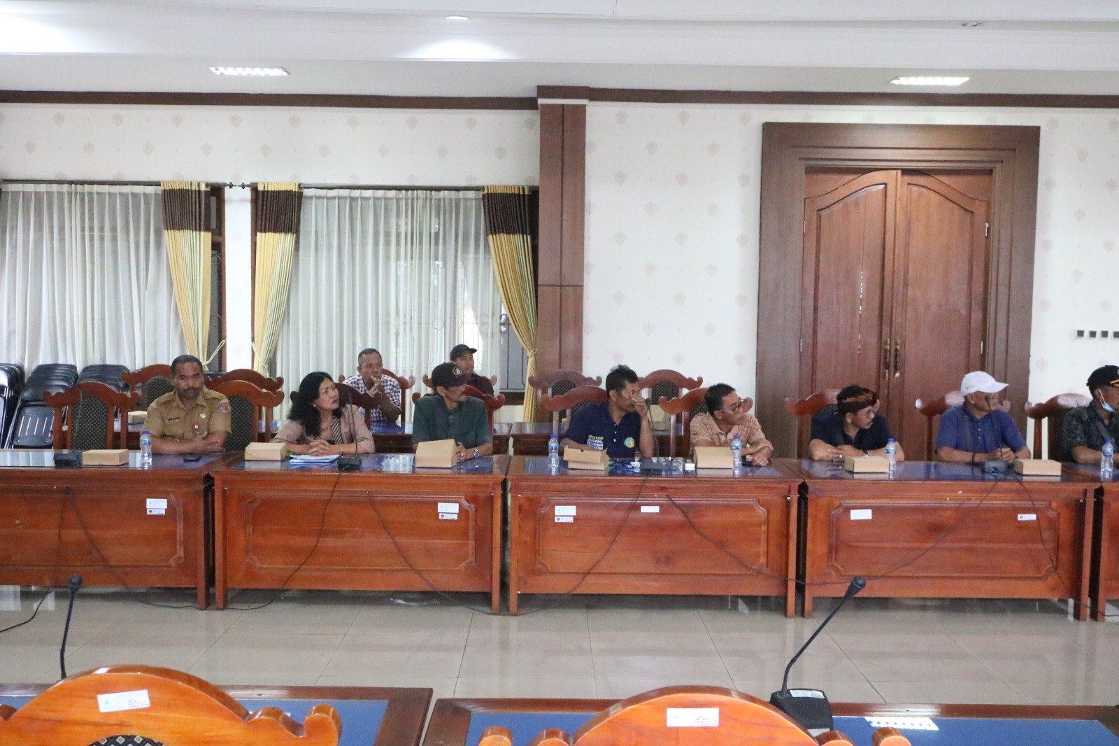 Audiensi warga dari Desa Sepang Kelod, Kecamatan Busungbiu, Buleleng ke DPRD Kabupaten Buleleng terkait pergeseran tapal batas desa.