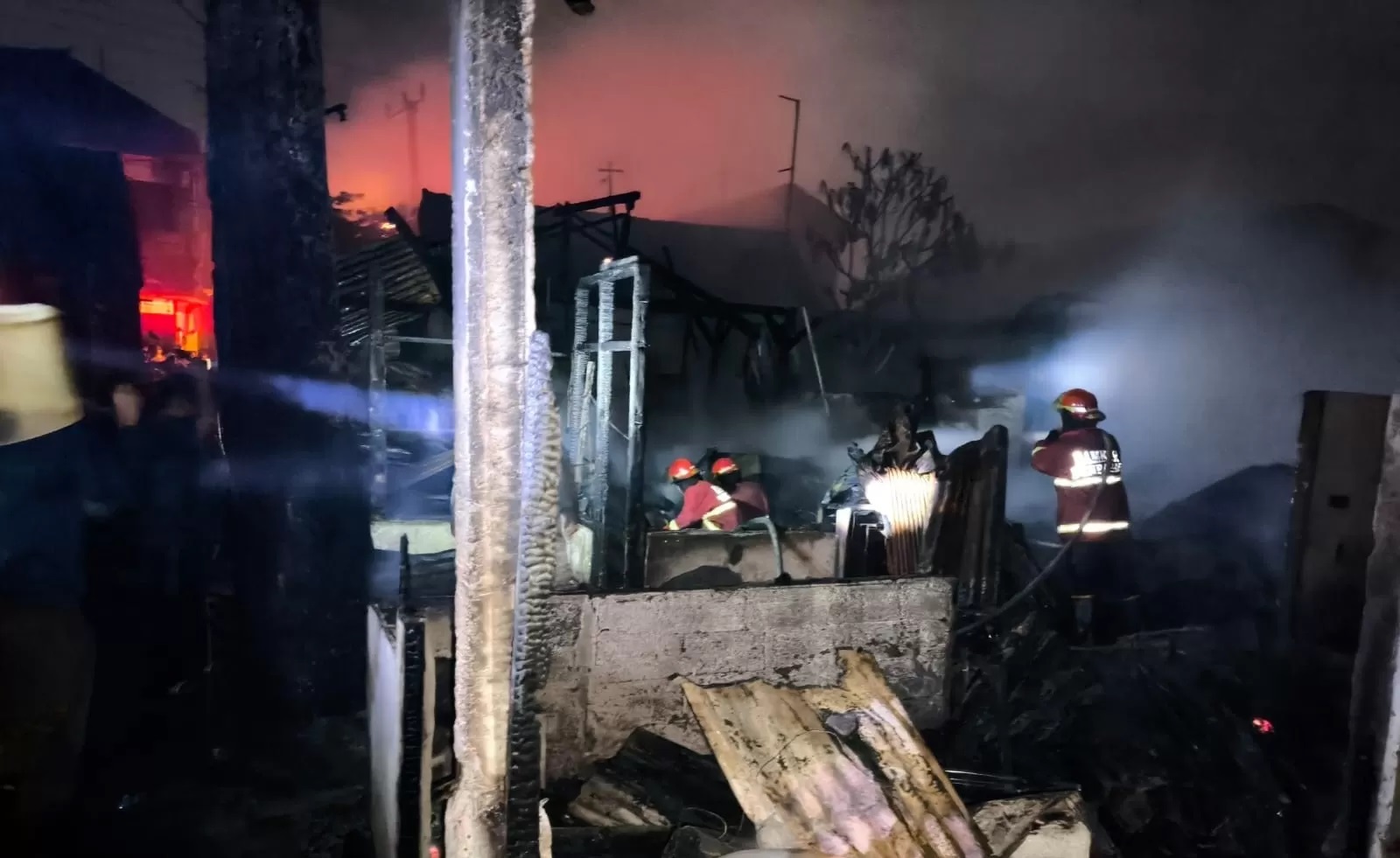 LUDES: Petugas berupaya memadamkan api berkobar di rumah warga, Jalan Tukad Banyusari, Gang Kuntul No 14, Banjar Kaja, Sesetan, Densel, Sabtu 8 Februari 2025 (ANDRE SULLA/radarbali.jawapos.com)
