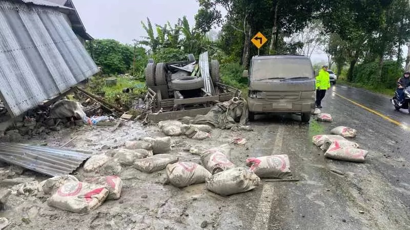 MUATAN BERHAMBURAN : Kecelakaan maut di Jalan Raya Sekardadi, Susut-Kintamani, Banjar Petung, Desa Batur Tengah, Kintamani,Bangli.(Polres Bangli untuk Radar Bali)