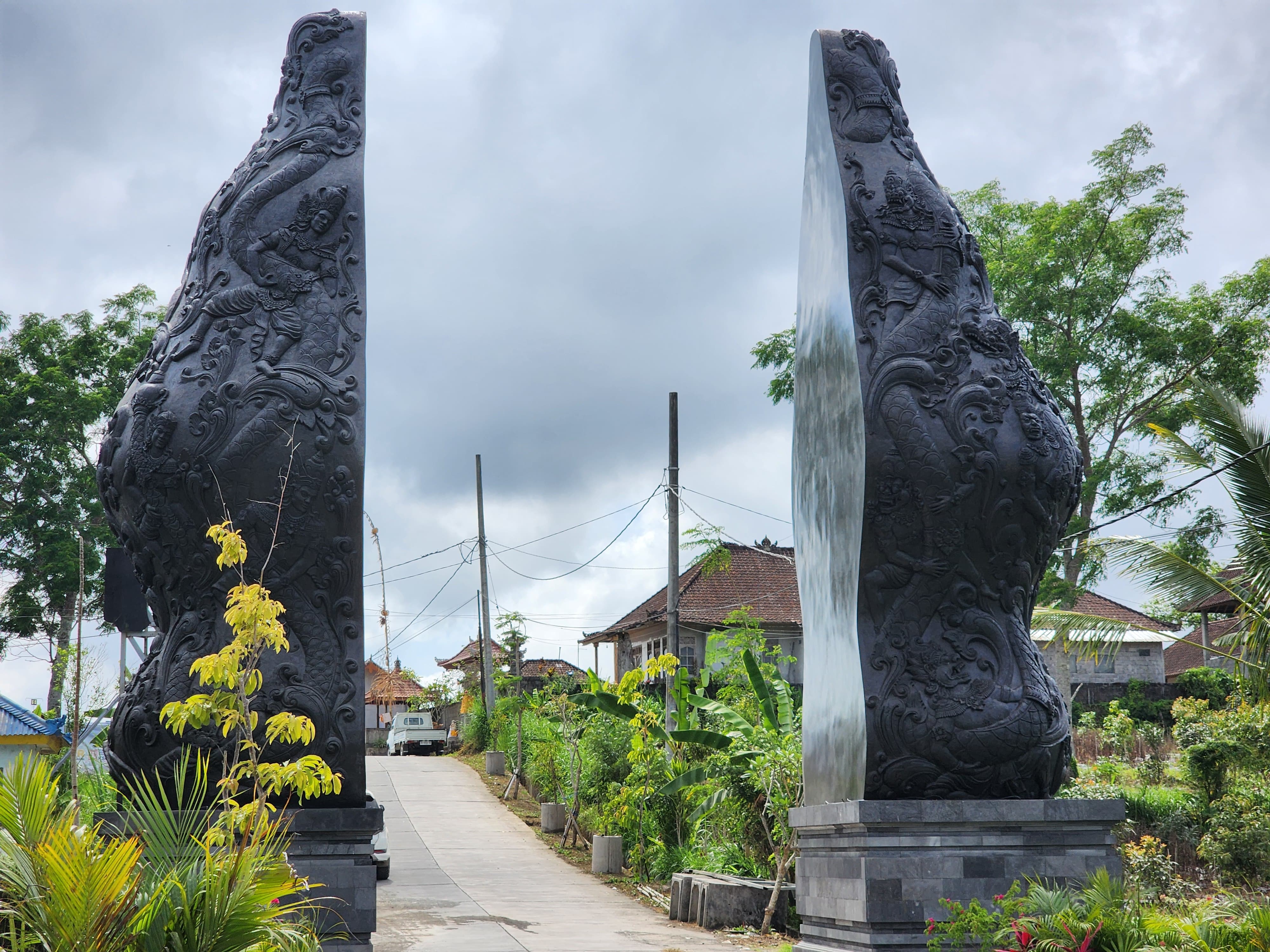 CANDI : Candi Lingga Belah di Pintu Masuk Bendungan Sidan.