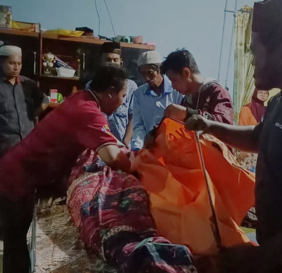 EVAKUASI: Anggota Polsek Bungah diabtu tim medis dan warga saat melakukan evakuasi korban untuk dibawah kerumahnya di Desa Kisik, Kecamatan Bungah, Gresik.