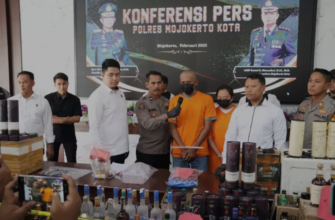 ILEGAL: Polisi menunjukkan tersangka dan barang bukti saat rilis kasus di Mapolres Mojokerto Kota, kemarin (10/2).