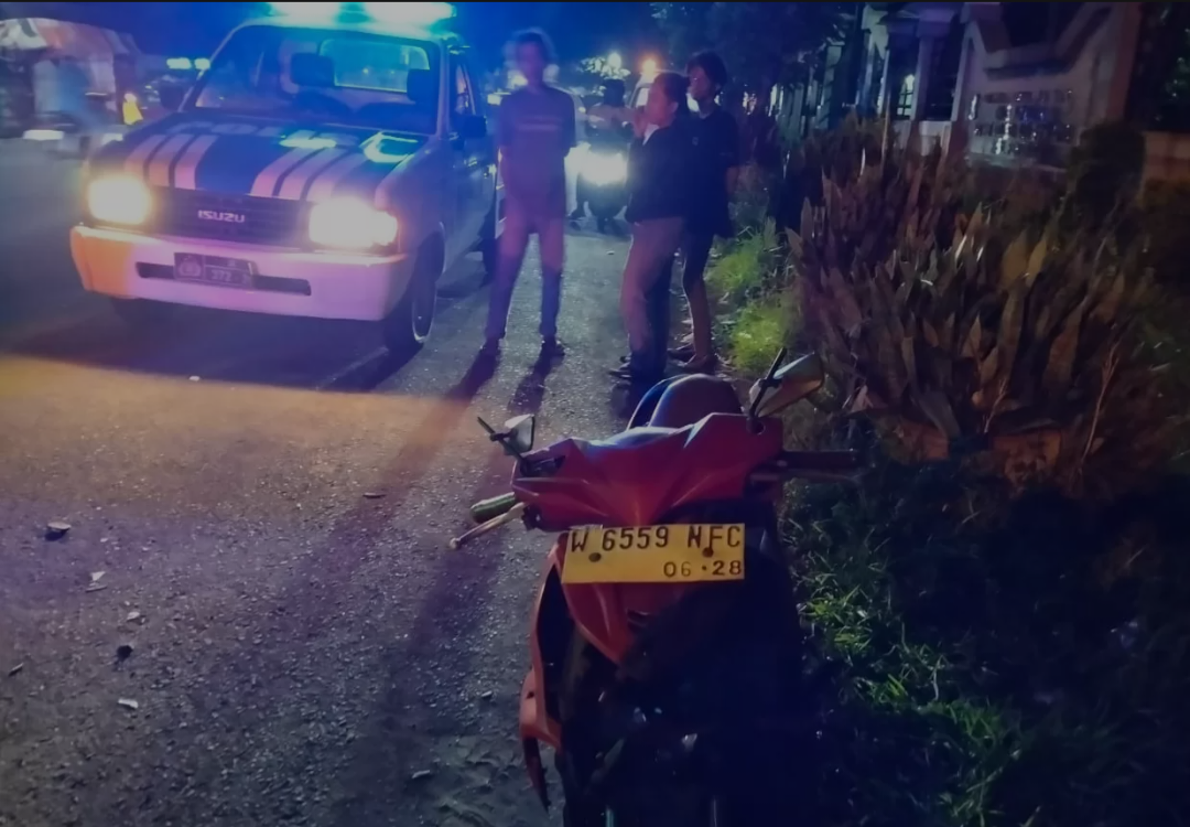 RINGSEK : Kondisi sepeda motor korban usai mengalami kecelakaan di Jalan Brigjend Katamso, Waru, Sidoarjo, Selasa (11/2). Pengendara mengalami luka berat.