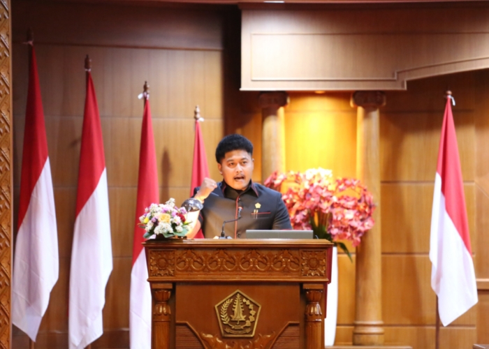 PU: Ketua Fraksi PDIP DPRD Badung, Bima Nata saat membacakan PU dalam rapat paripurna, Selasa (11/2).