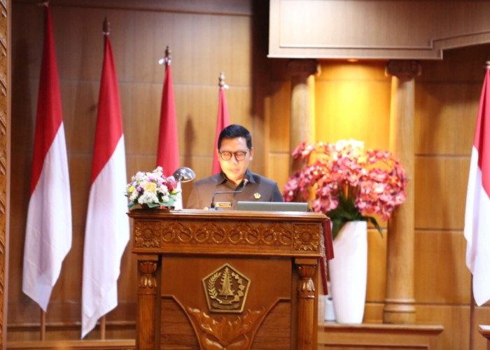 PU: Anggota Fraksi Golkar DPRD Badung, I Nyoman Artawa saat membacakan PU dalam rapat paripurna, Selasa (11/2).