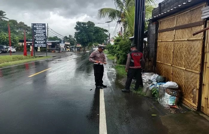 Polisi olah TKP di lokasi kecelakaan antara sepeda motor dan mobil di wilayah Kecamatan Seririt, Kabupaten Buleleng, Bali.