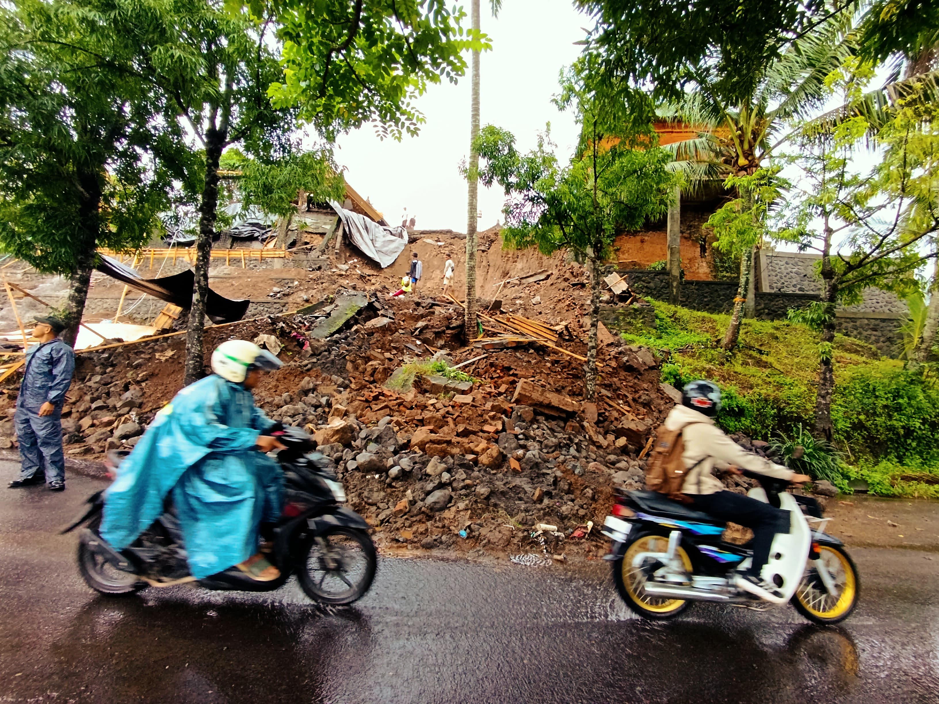 Senderan Pura Bukit Telaga Sidan Jebol, Akses Jalan Gianyar-Bangli Terputus Selasa pagi, (11/2).