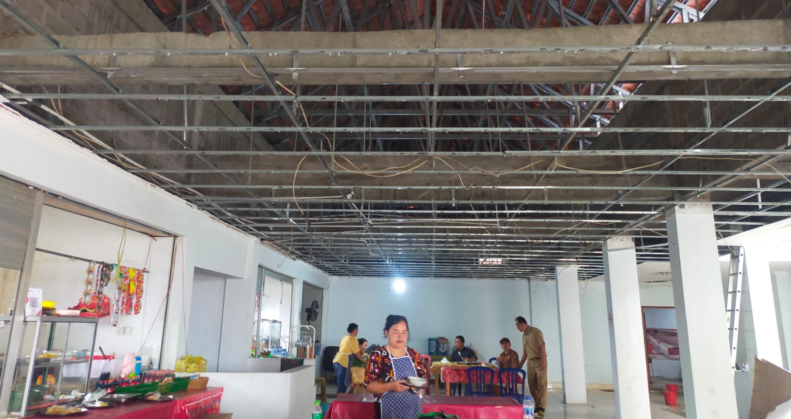 Plafon di area kantin gedung Loka Crana, Bangli, Senin (10/2/2025).