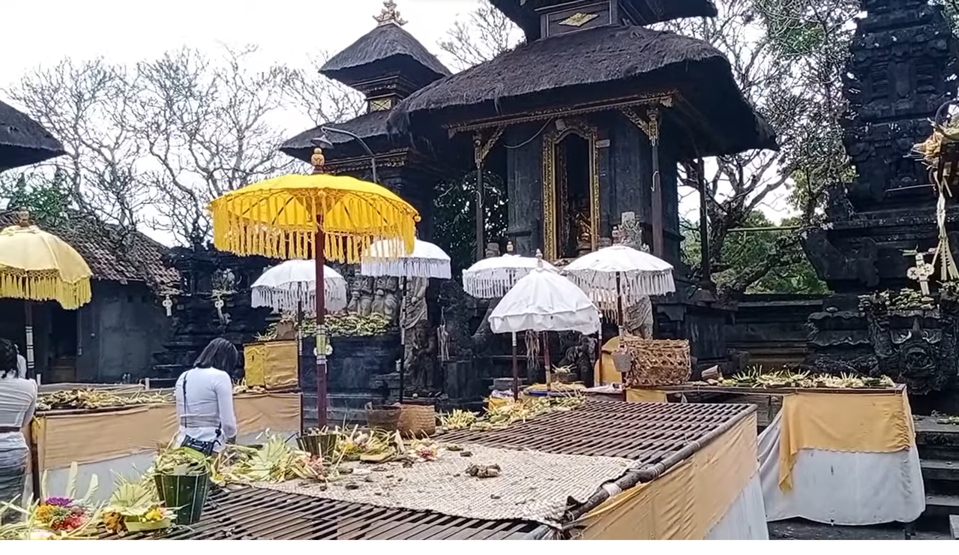 Persembahyangan di Pura Silayukti, Karangasem