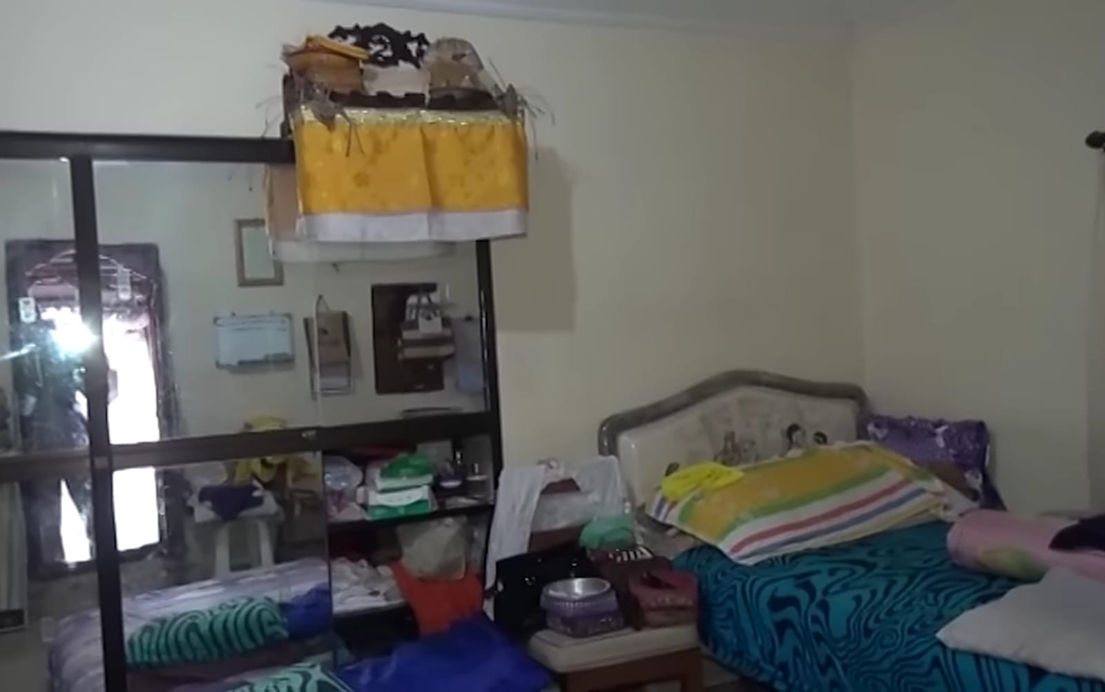 Pelangkiran  yang terpasang di kamar sebagai stana Sang Hyang Kumara-Kumari.