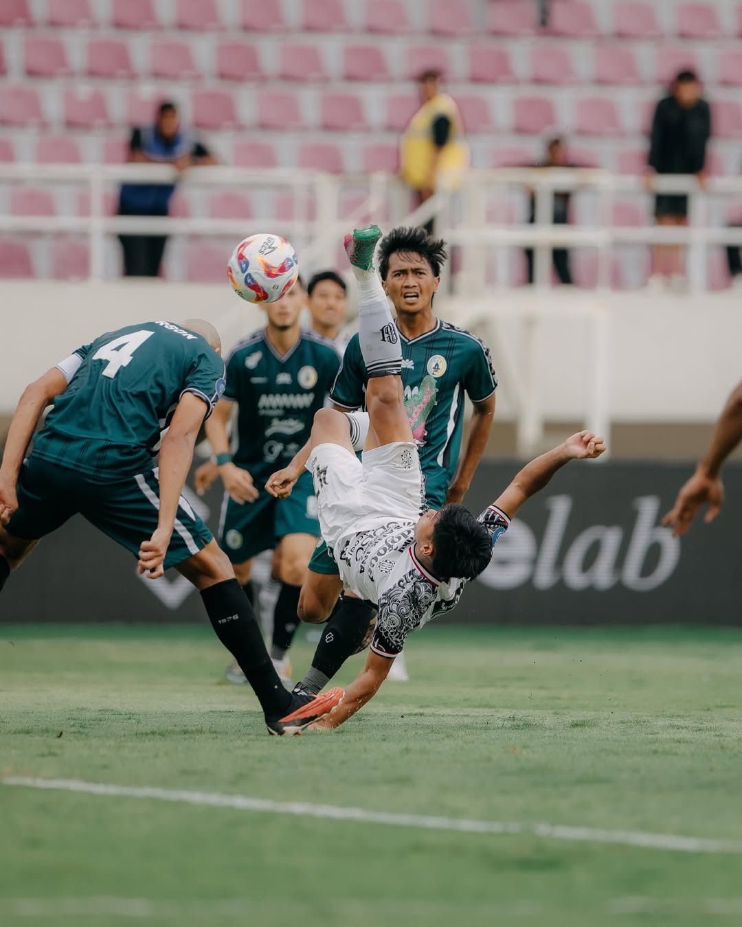 Pemain Bali United Rahmat Arjuna mencetak gol salto saat berhadapan dengan PSS Sleman.