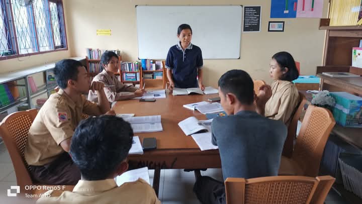 GURU : Guru Agama Hindu atau guru kerohanian tengah mengajar di SMA N 7 Luwu Utara, Sulawesi Selatan.