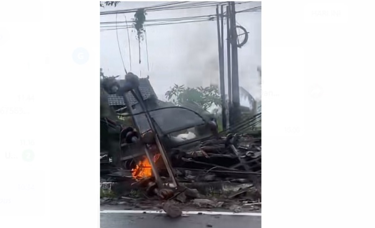 Bangunan Balai timbang ditimpa tiang listrik yang roboh