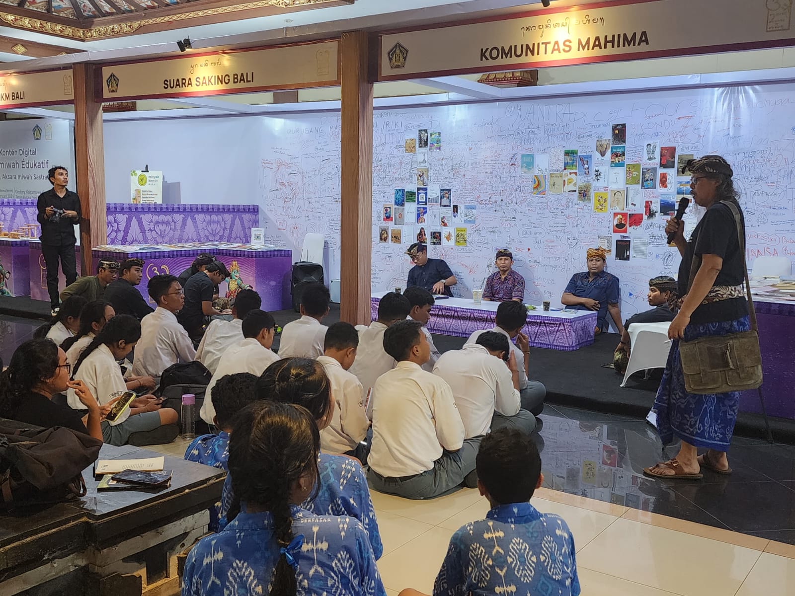 BUKU : Bedah Buku yang digelar di stand Bulan Bahasa Bali di Gedung Ksirarnawa, Art Center