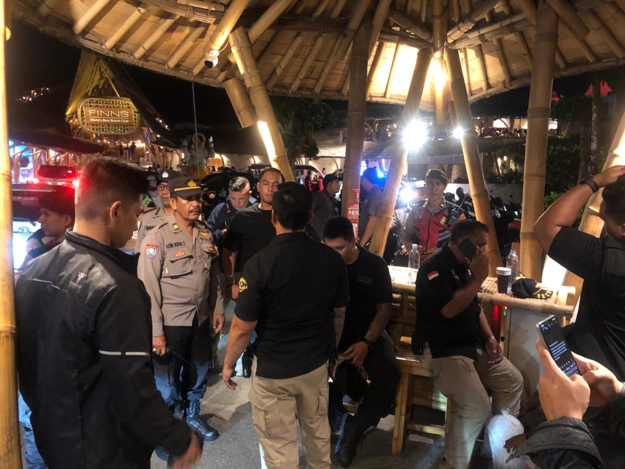 USUT: Polisi usut keributan antara bule dengan Sekuriti di Finns Beach Club. (Bali Express/Istimewa)