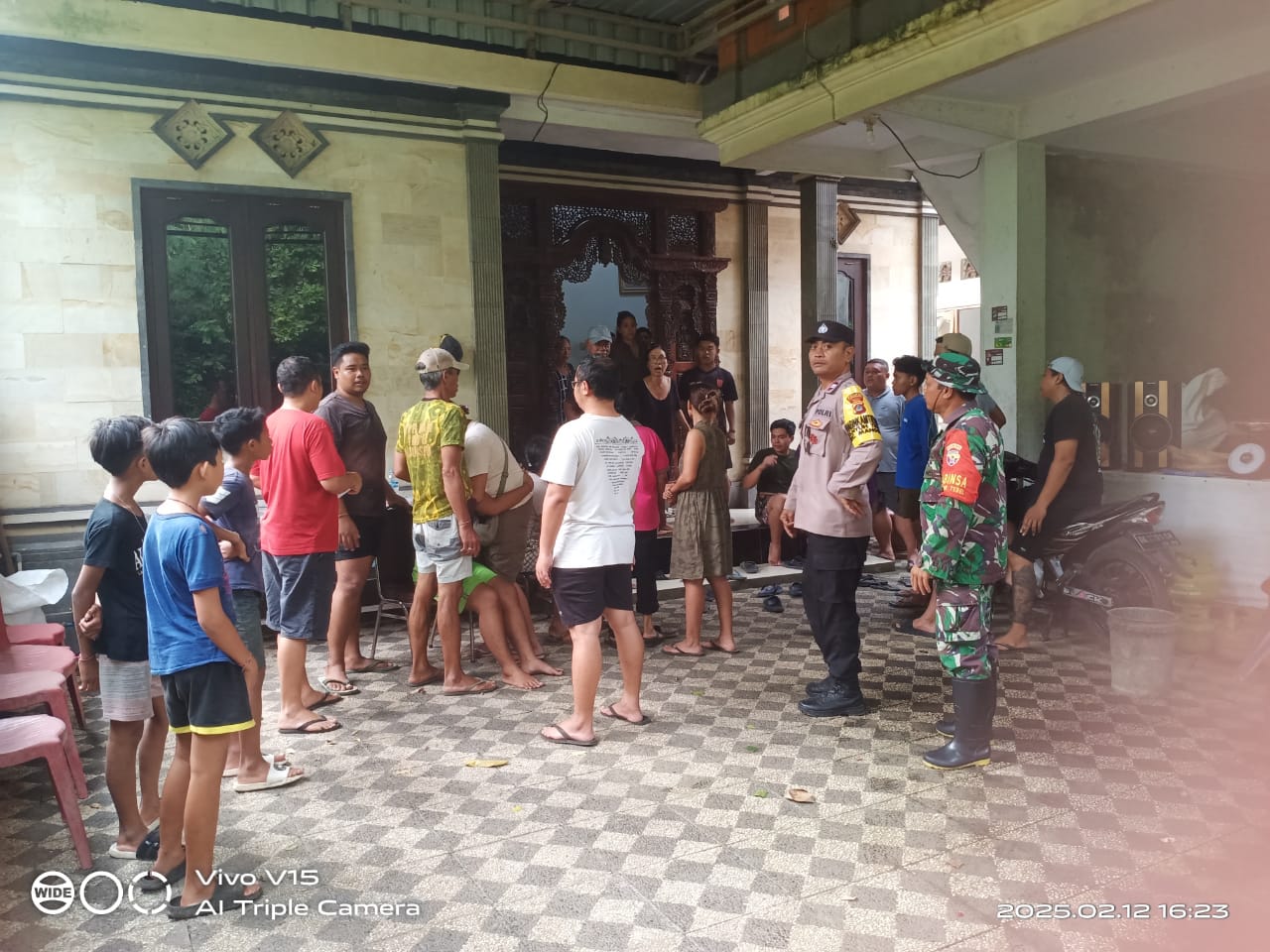 Suasana duka kerabat korban pohon tumbang di Karangasem, Bali.