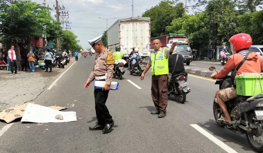 Polisi sedang berada di lokasi kecelakaan yang mengakibatkan pesepeda ontel meninggal dunia, Selasa (11/2/2025).