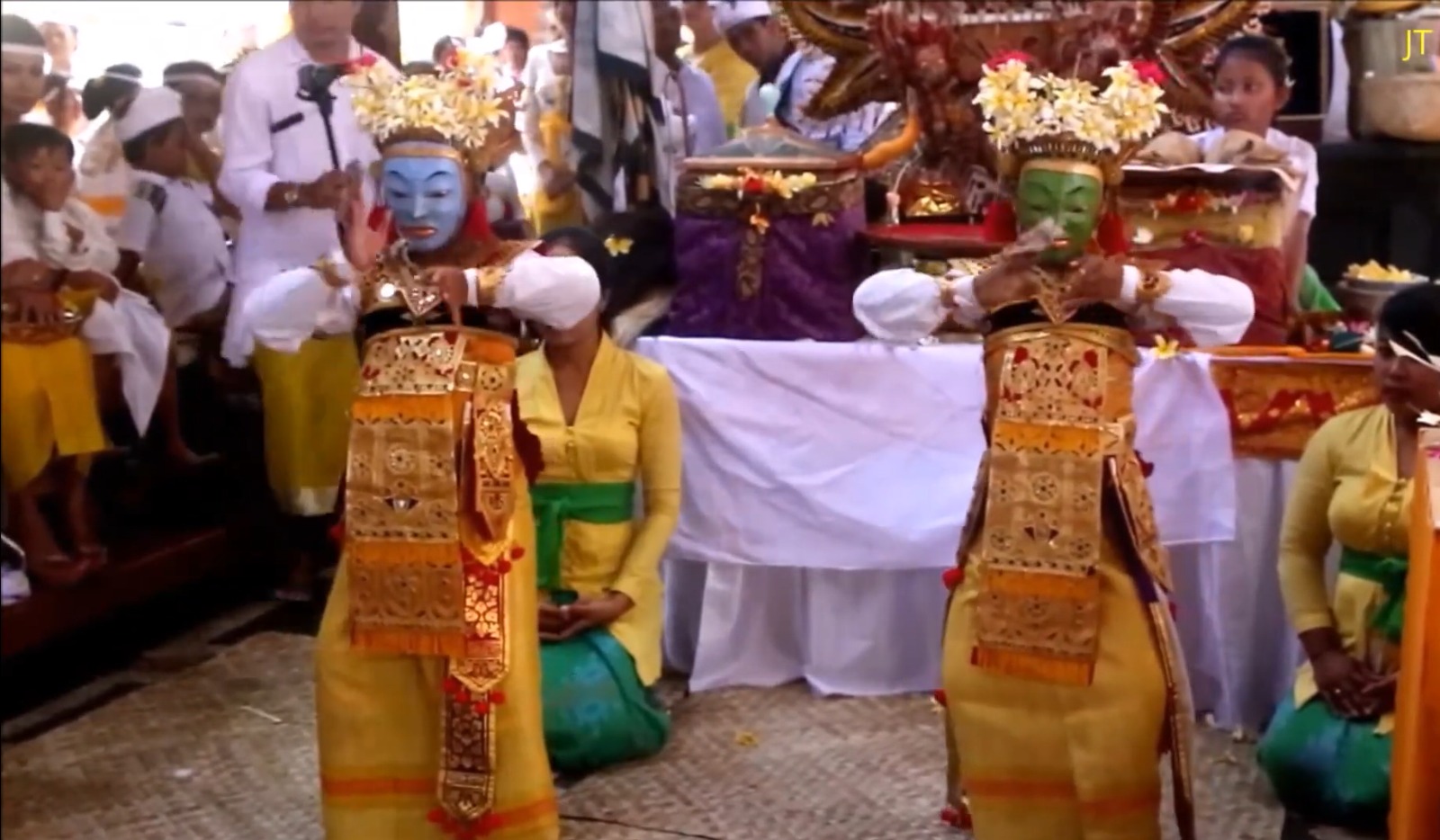 Tari Topeng Legong di Pura Payogan Agung Ketewel, Gianyar