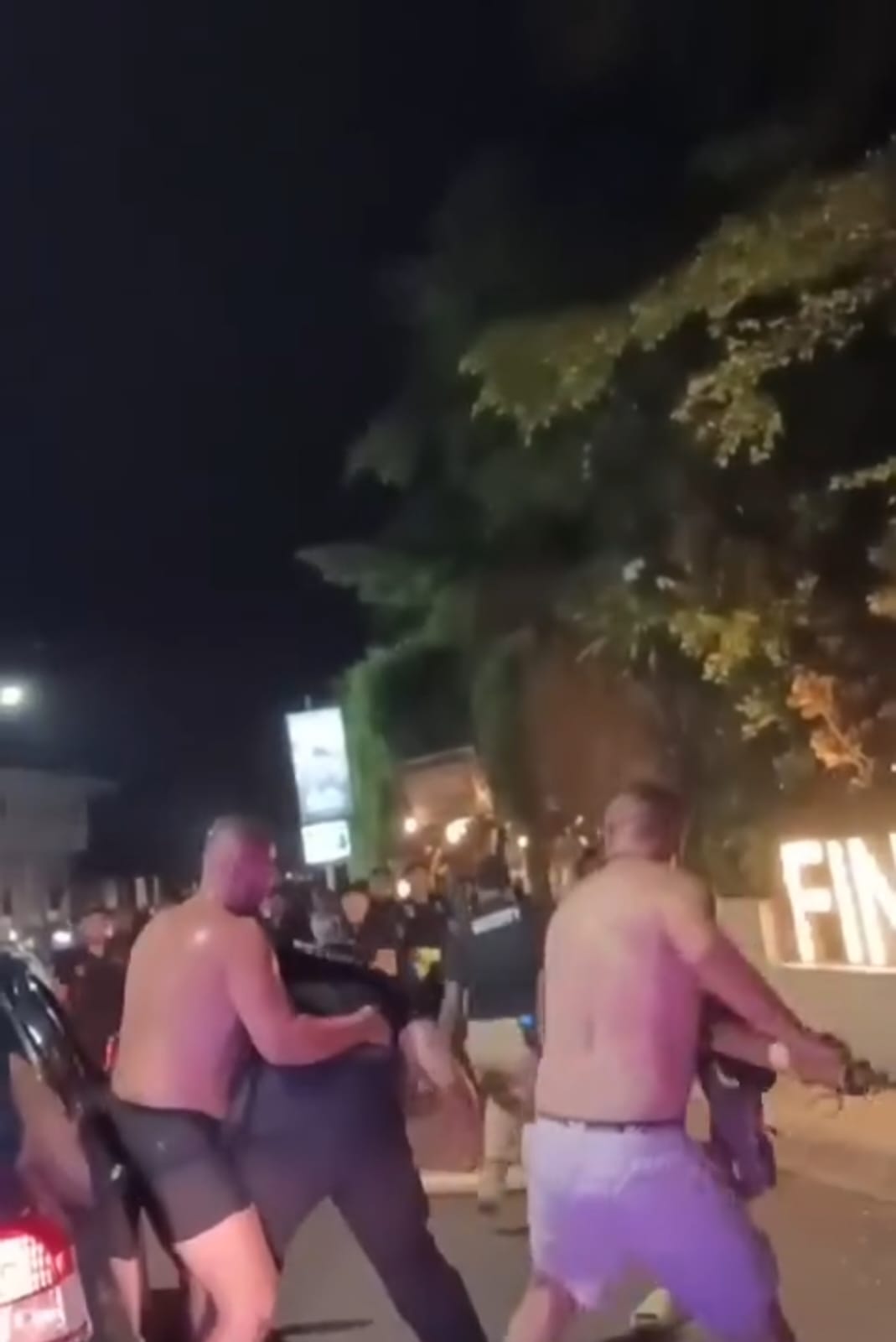 Tangkapan layar keributan antara bule dengan sekuriti di depan Finns Beach Club.