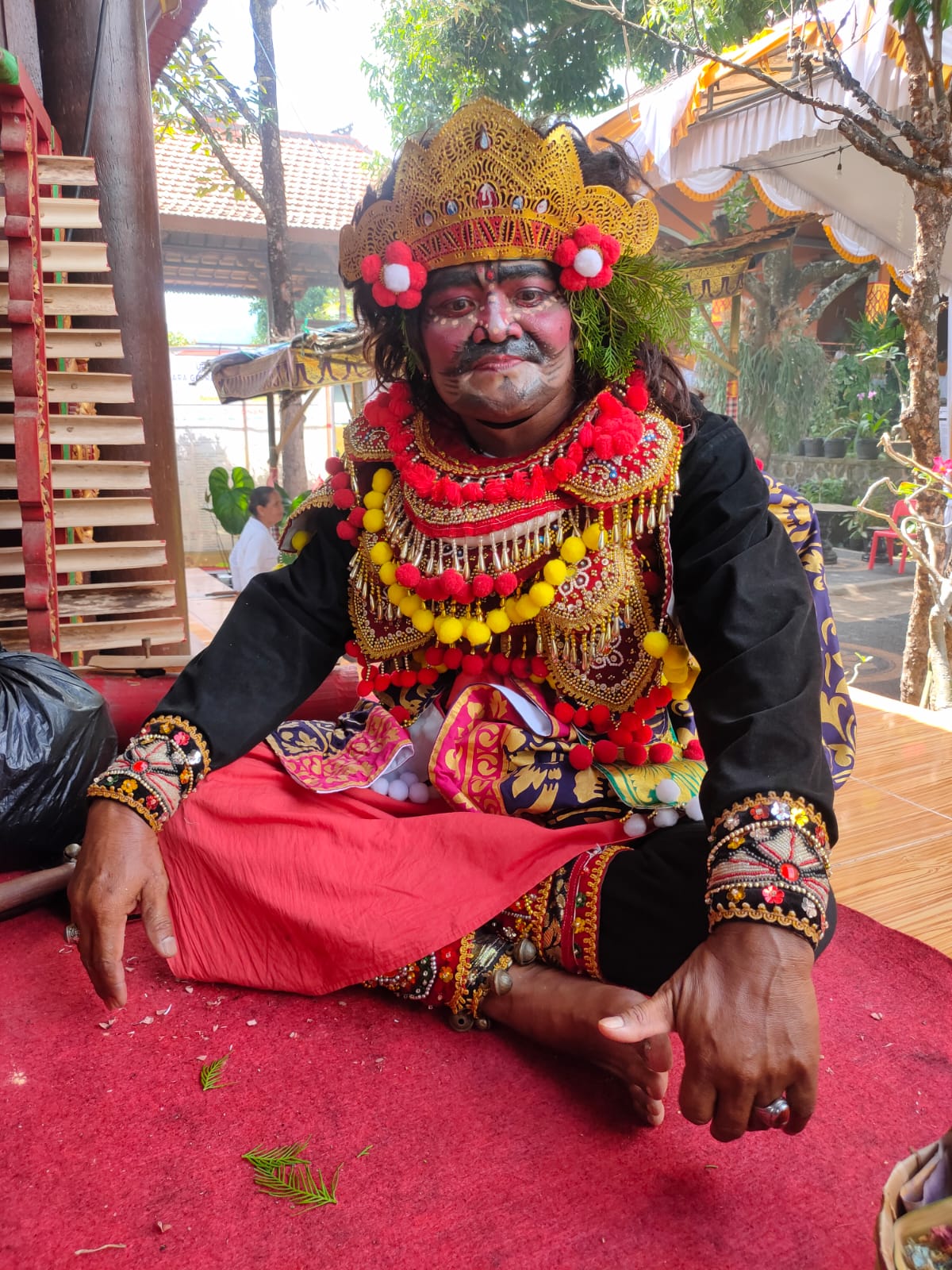 Nyoman Suarjana saat menari di Desa Bebetin, Kecamatan Sawan, Buleleng.