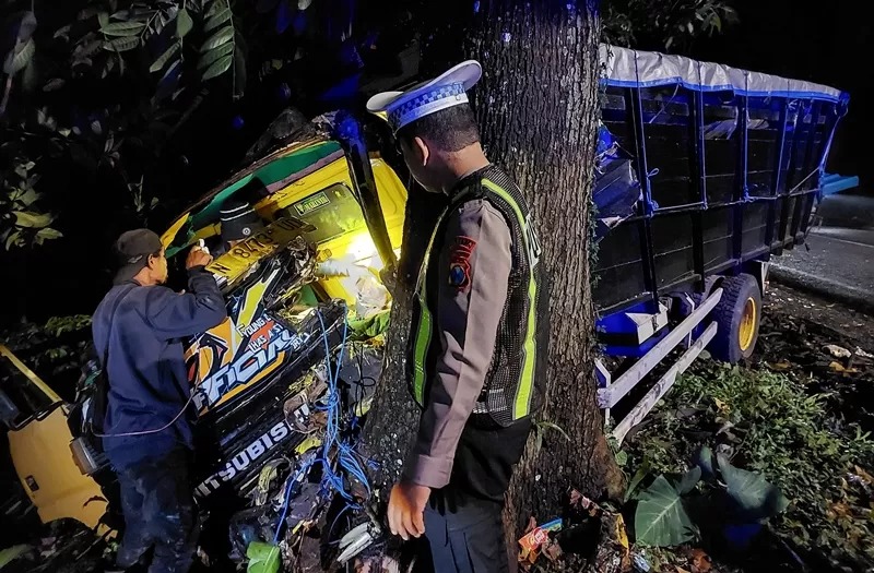 RUSAK: Kondisi truk yang alami kecelakaan di Jalur Gumitir, Dusun Barurejo, Desa Kalibaru Manis, Kecamatan Kalibaru pada Selasa (11/2) dini hari.