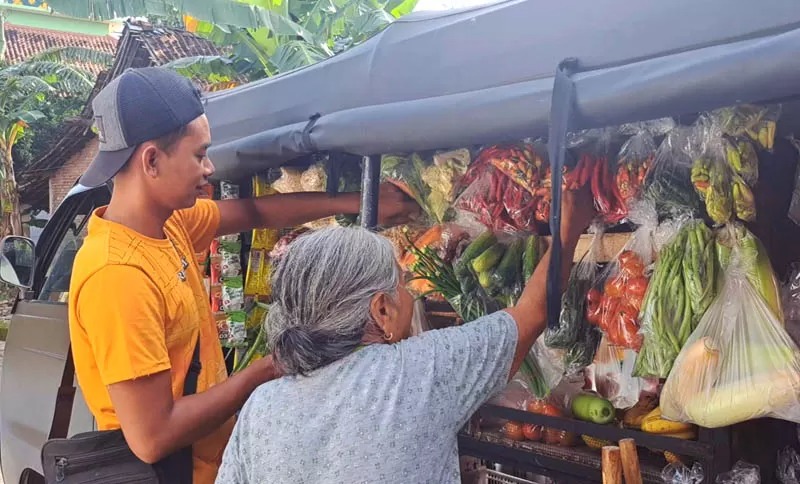 DIGUGAT: Sumarno, pedagang sayur, berjualan seperti biasa, Selasa 11 Februari 2025. Dirinya dan empat orang lainnya digugat perdata oleh Bitner Sianturi.
