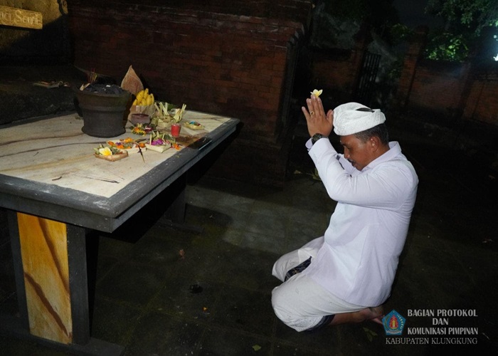 Pemerintah Kabupaten (Pemkab) Klungkung melaksanakan bakti penganyar dalam rangka Puncak Pujawali di Pura Penataran Luhur Medang Kemulan, Desa Mondoluku, Kecamatan Wringinamon, Kabupaten Gresik.