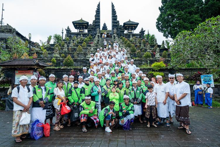 Tirta Yatra mitra gojek ke Pura Besakih