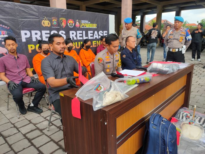 Sejumlah barang bukti yang menjadi alat menganiaya dan membunuh oleh tiga tersangka, disita polisi.