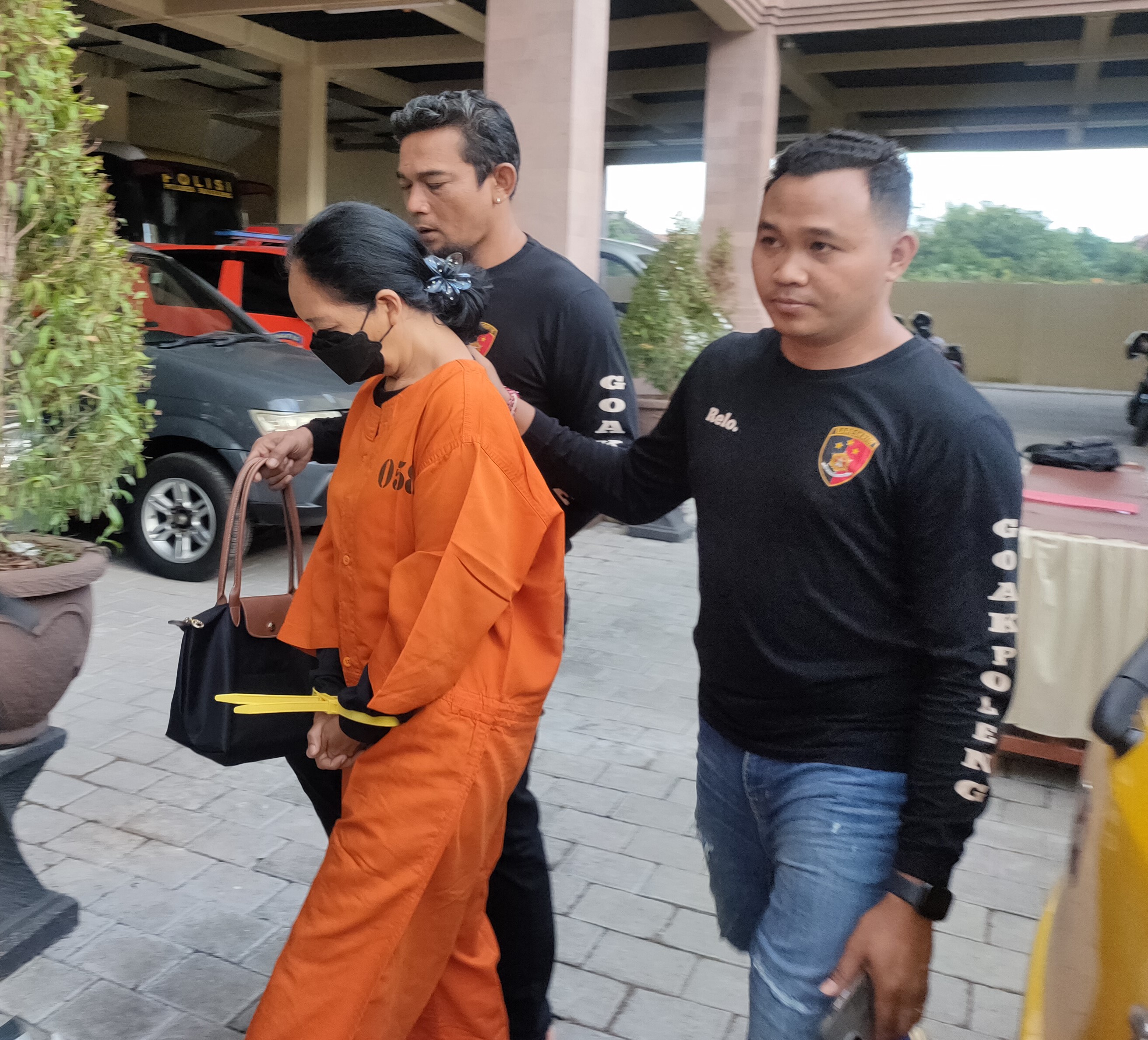 Leni si pemilik hotel, otak pembunuhan sosok Pande Gede Putra P, yang jasadnya dibuang di jurang hutan Pancasari.