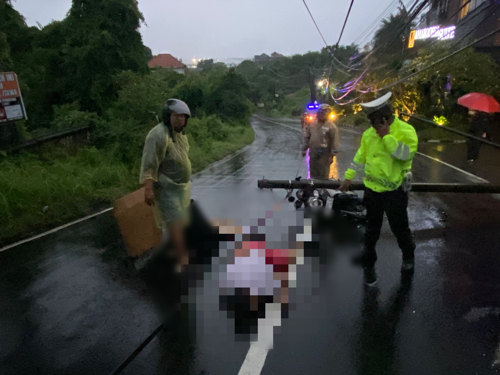 TAK BERNYAWA: MMMA ditemukan sudah tak bernyawa di tengah jalan dengan sepeda motor Yamaha Nmax berada di dekatnya. (Bali Express/Istimewa)