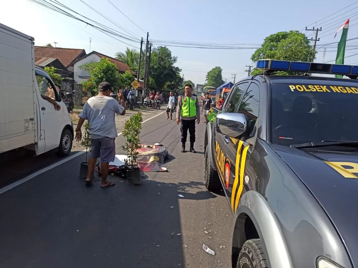 TKP: Polisi mendatangi lokasi kejadian kecelakaan yang menyebabkan satu nyawa pemotor melayang.