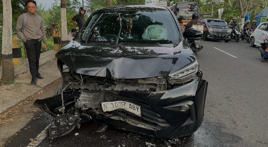 KECELAKAAN: Mobil Toyota Avanza berwarna hitam ringsek setelah menabrak kendaraan di Jalan Raya Kepuharjo, Kecamatan Karangploso.