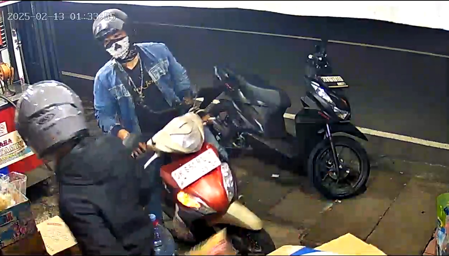 Pelaku memakai kemeja jeans lengan panjang dan celana panjang jeans warna abu-abu, helm hitam, dan penutup wajah (buff) warna hitam. (Bali Express/Istimewa)