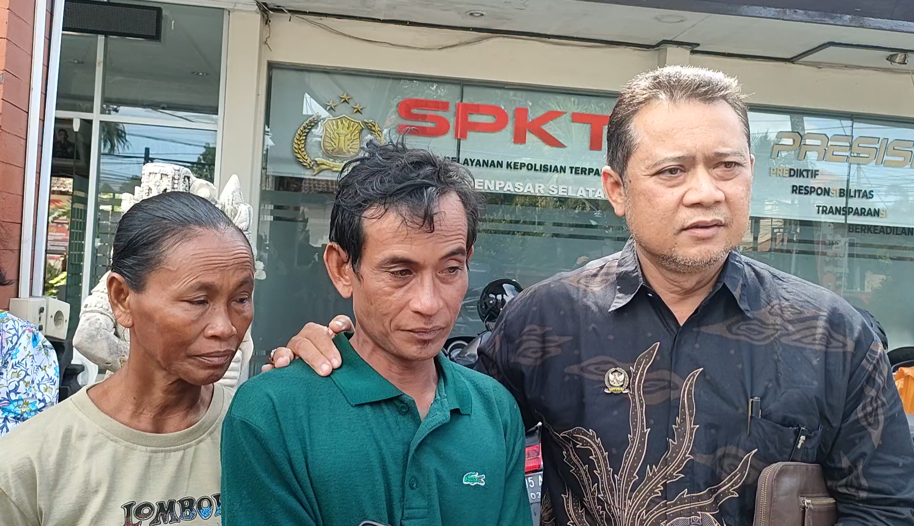 Wayan Rinas (tengah) dan Ketut Sari (paling kiri) selaku orang tua Wayan Sudirta dan Kuasa Hukum dari Berdikari Law Office Wayan Ariarta. (Bali Express/I Gede Paramasutha)