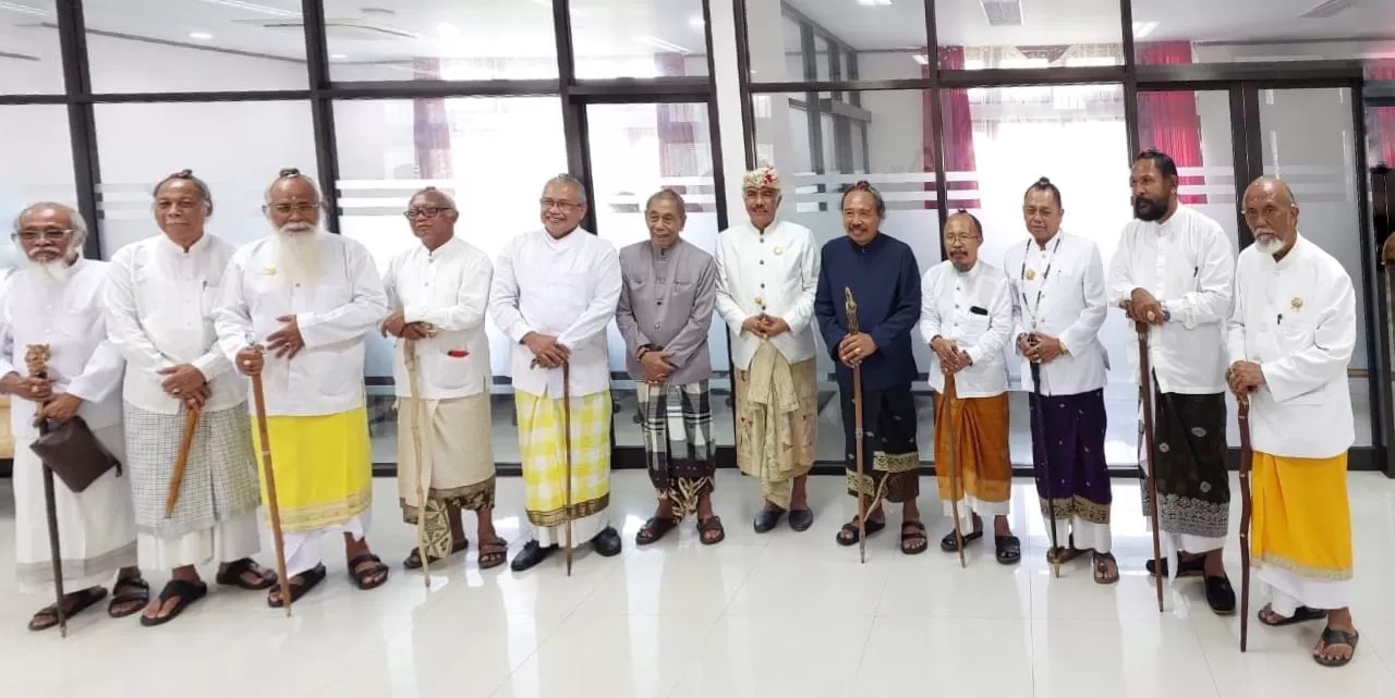 SOAL NYEPI - Paruman Sulinggih Hindu Drestha Bali yang diselenggarakan Majelis Desa Adat (MDA) Bali untuk membahas pelaksanaan Nyepi 1947.