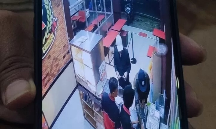DIDUGA WNA: Rekaman CCTV yang memperlihatkan dua WNA diduga melakukan penipuan di Sragen.
