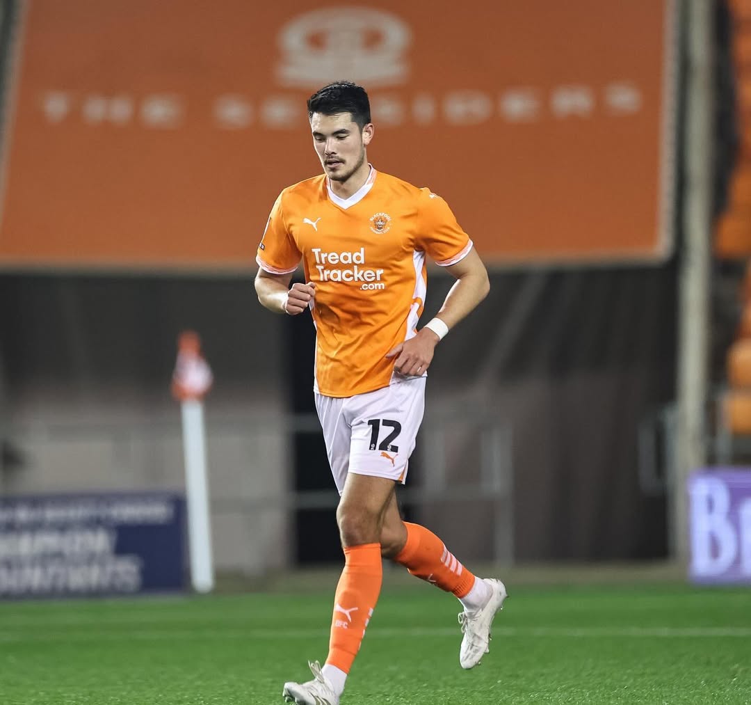 DIPANGGIL: Elkan Baggott tampil cemerlang bersama Blackpool, tetapi belum dipastikan apakah pemain yang dipasang di posisi bek Timnas Indonesia akan dipanggil Patrick Kluivert.